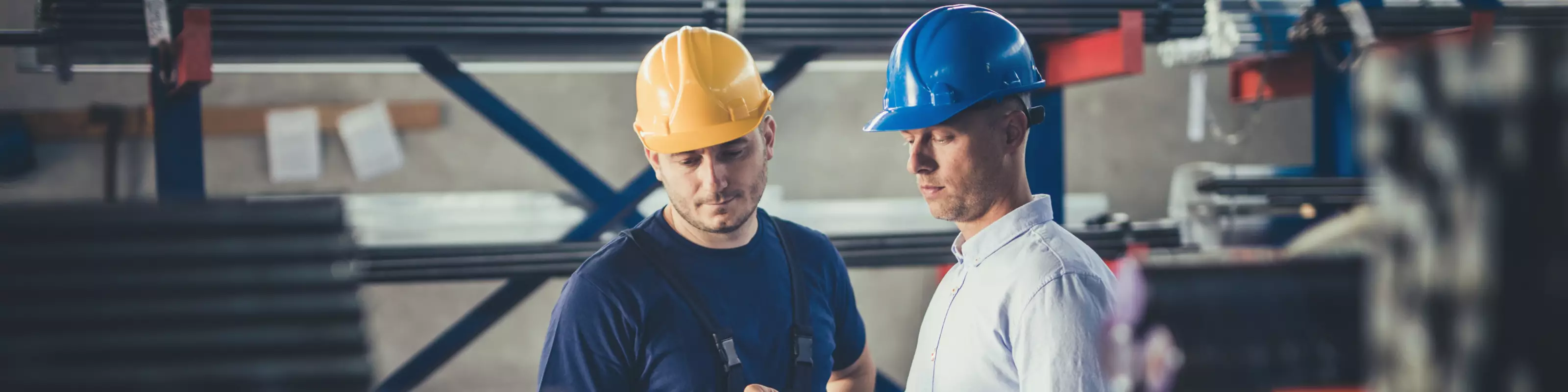 Photo de deux personnes dans une halle industrielle