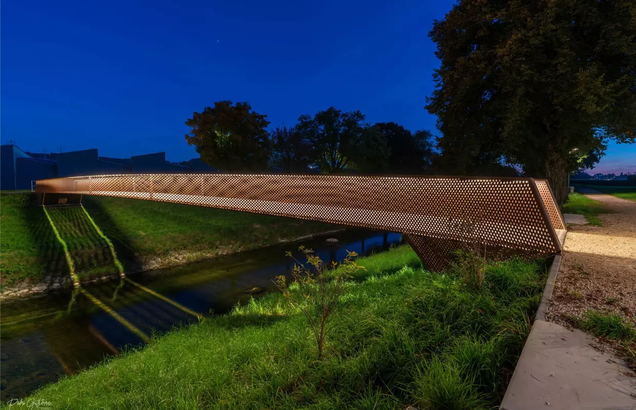 Photo de nuit d'une passerelle